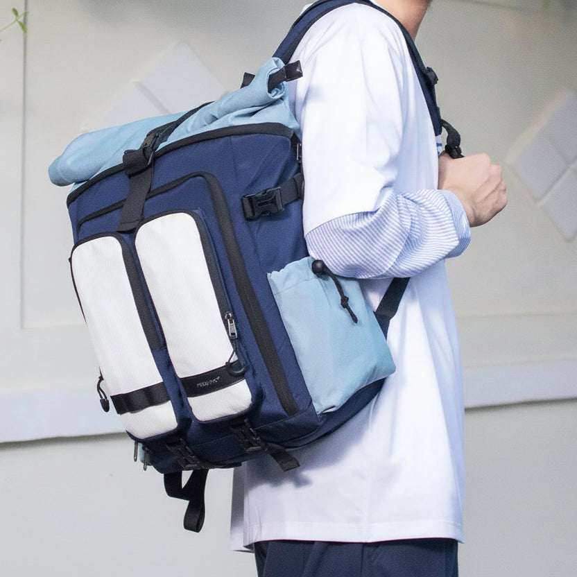 Person wearing a blue and white backpack with Tigernu branding.